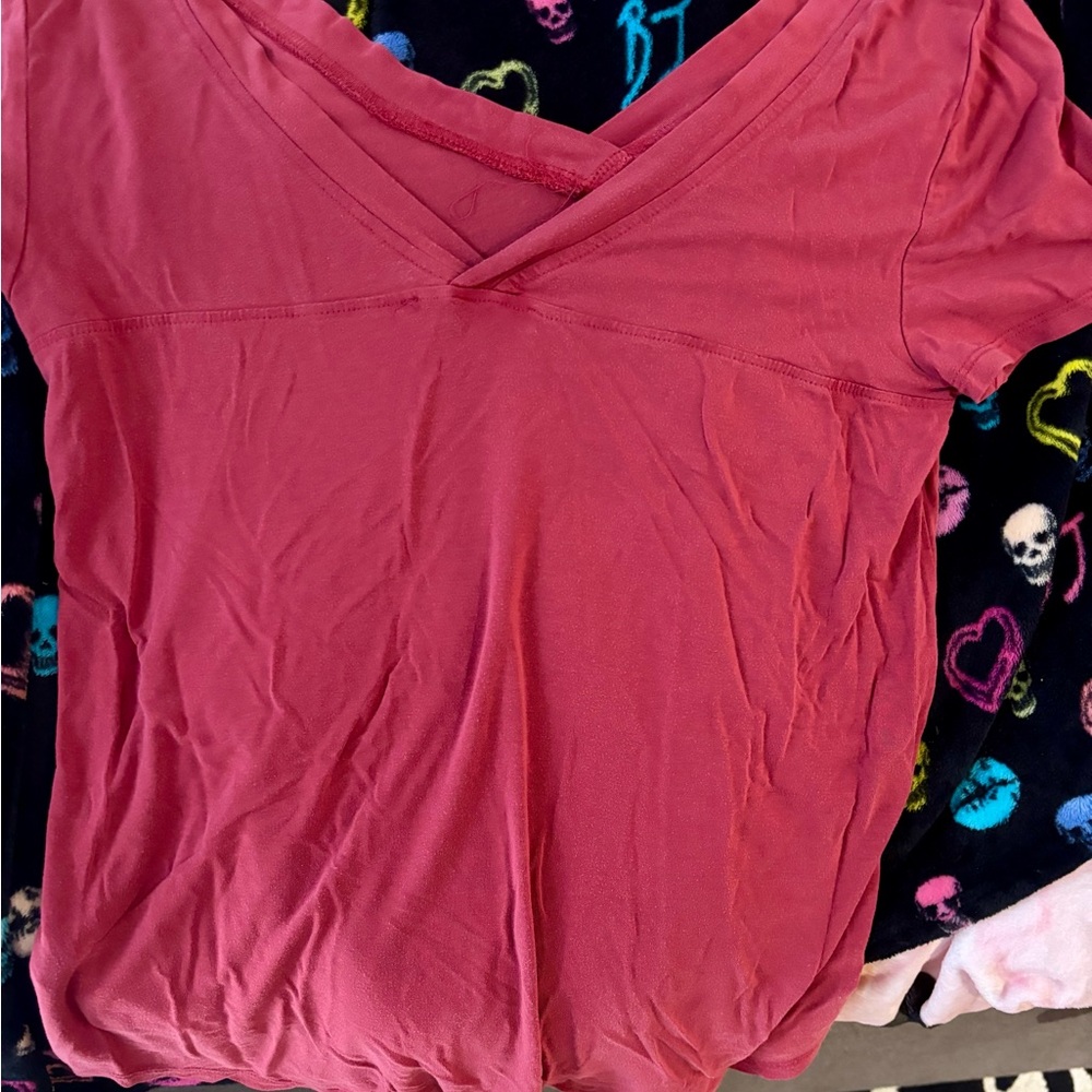 Cable & Gauge Women's V-Neck Short Sleeve Top - Rose